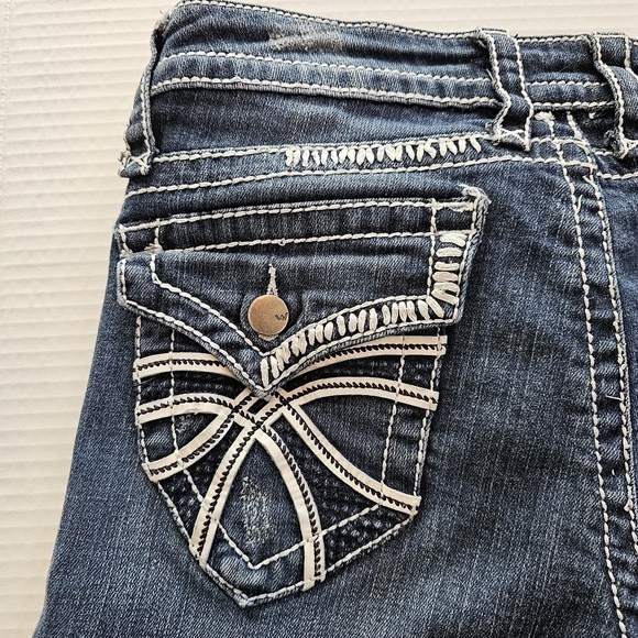 Cute Jeans with Fun Pockets and distressed Detail. Seductions FD. - Picture 4 of 11